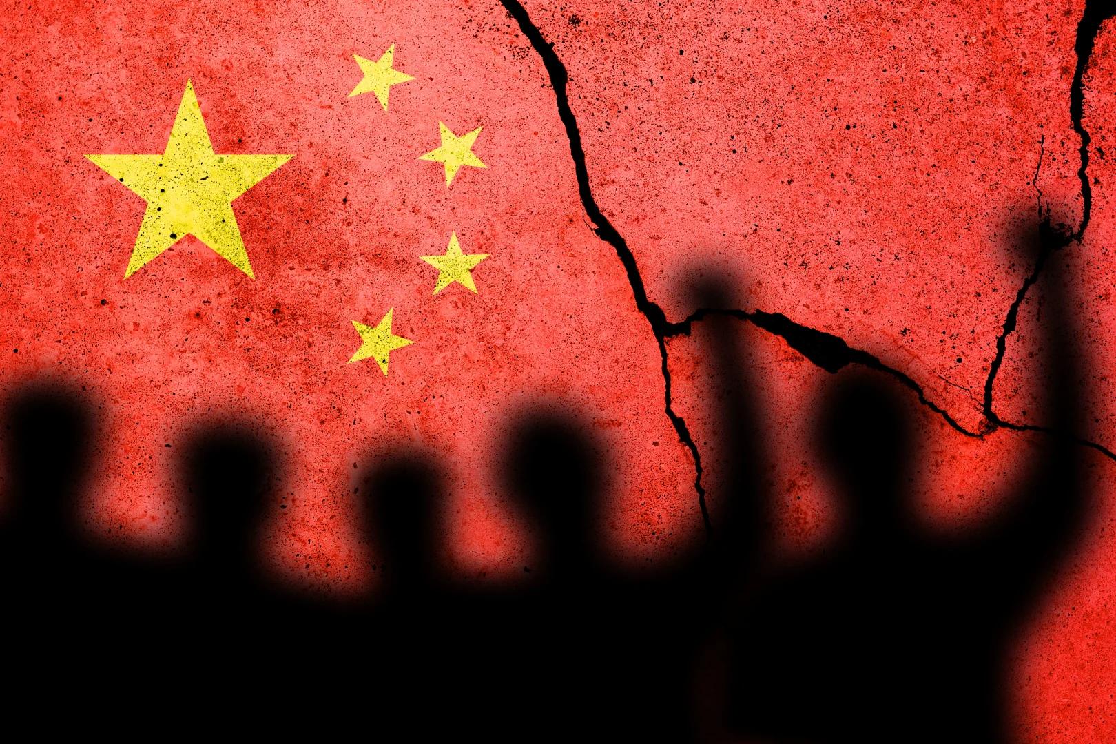 Protestas reportadas en China luego de fuego por confinamientos calcina 44 personas, incluido niño