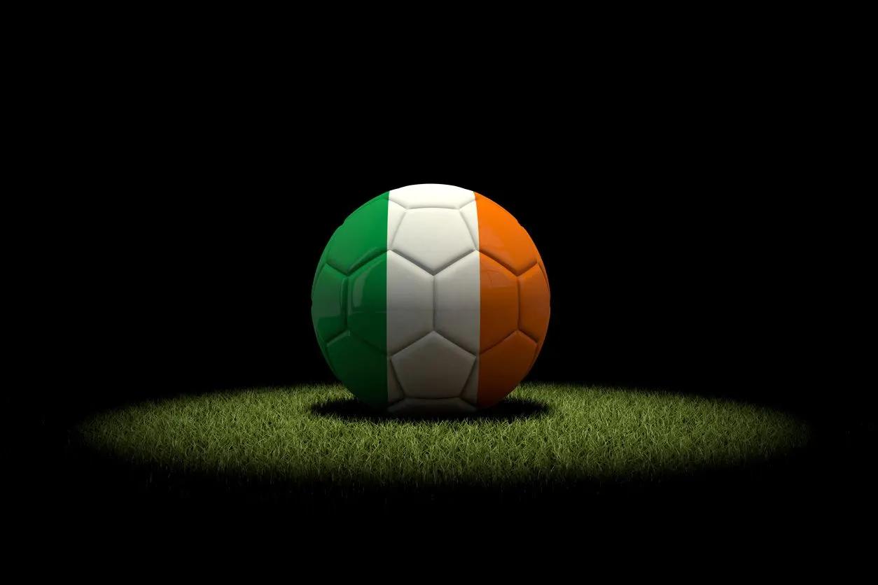 Jovem jogador de futebol irlandês 'morre repentinamente'
